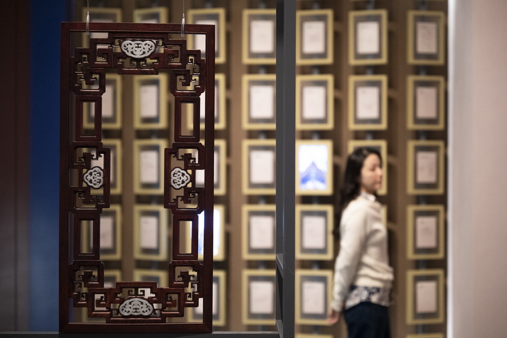 11月4日,观众在中国建筑科技馆古代建筑展厅参观。