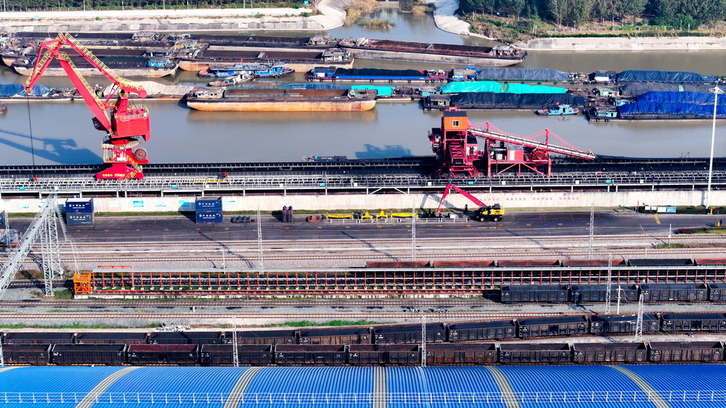 11月5日,在山东济宁港航梁山港,货船排队等待装运煤炭(无人机照片)。