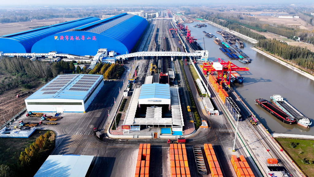 11月5日拍摄的山东济宁港航梁山港,该港储煤仓常态化储煤能力70万吨(无人机照片)。