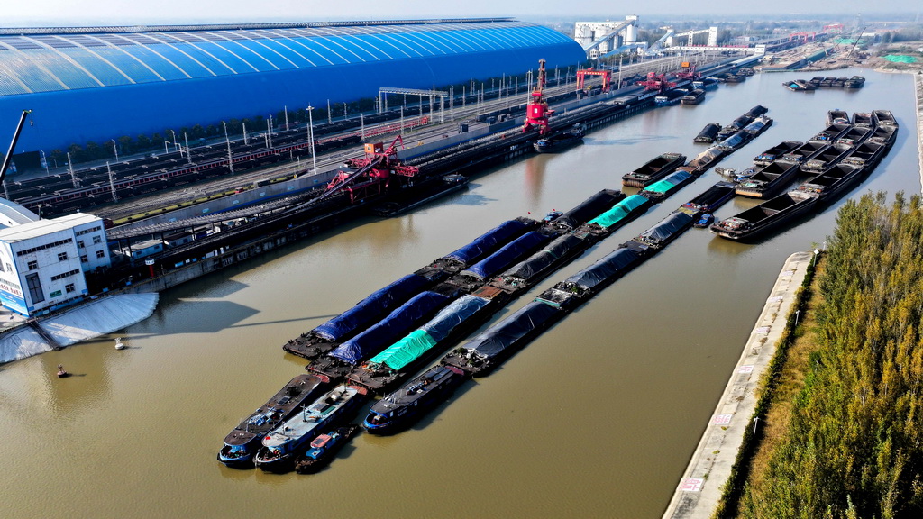 11月5日,在山东济宁港航梁山港,货船排队等待装运煤炭(无人机照片)。