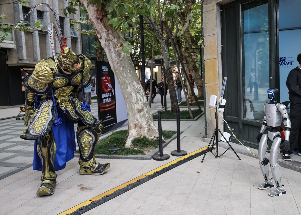 濮院时尚古镇互联网生活嘉年华上的机器人互动展示(11月5日摄)。