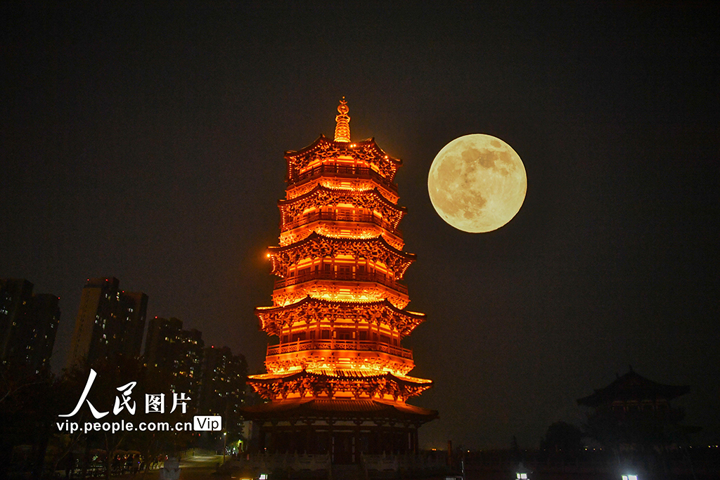 2025年11月5日,“超级月亮”与河南省洛阳市瀍河区朱樱塔相映成景(二次曝光)。李卫超摄(人民图片网)