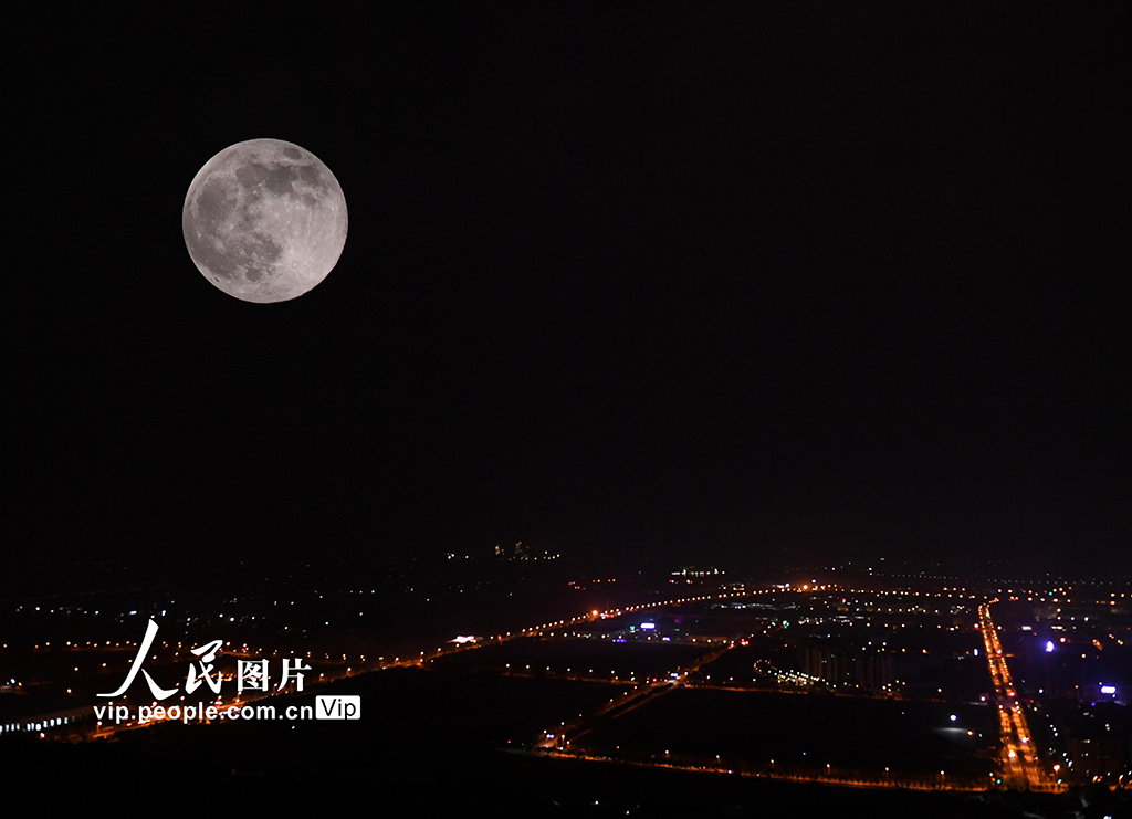 2025年11月5日,在安徽省巢湖市上空拍摄的“超级月亮”。马丰成摄(人民图片网)