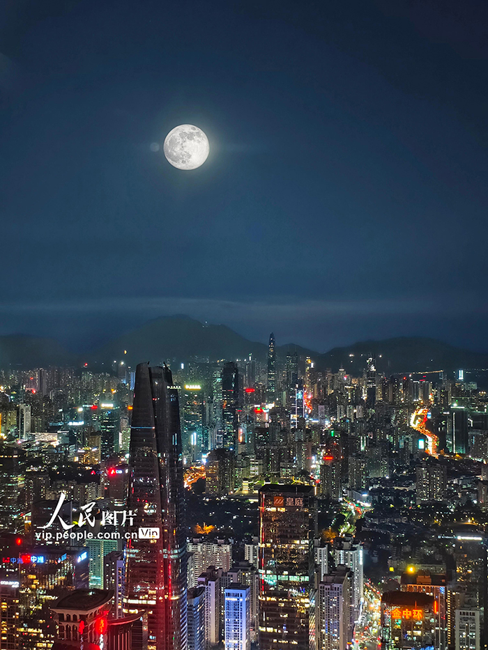 2025年11月5日,在广东深圳平安金融中心拍摄的“超级月亮”与城市建筑交相辉映。王昭博摄(人民图片网)