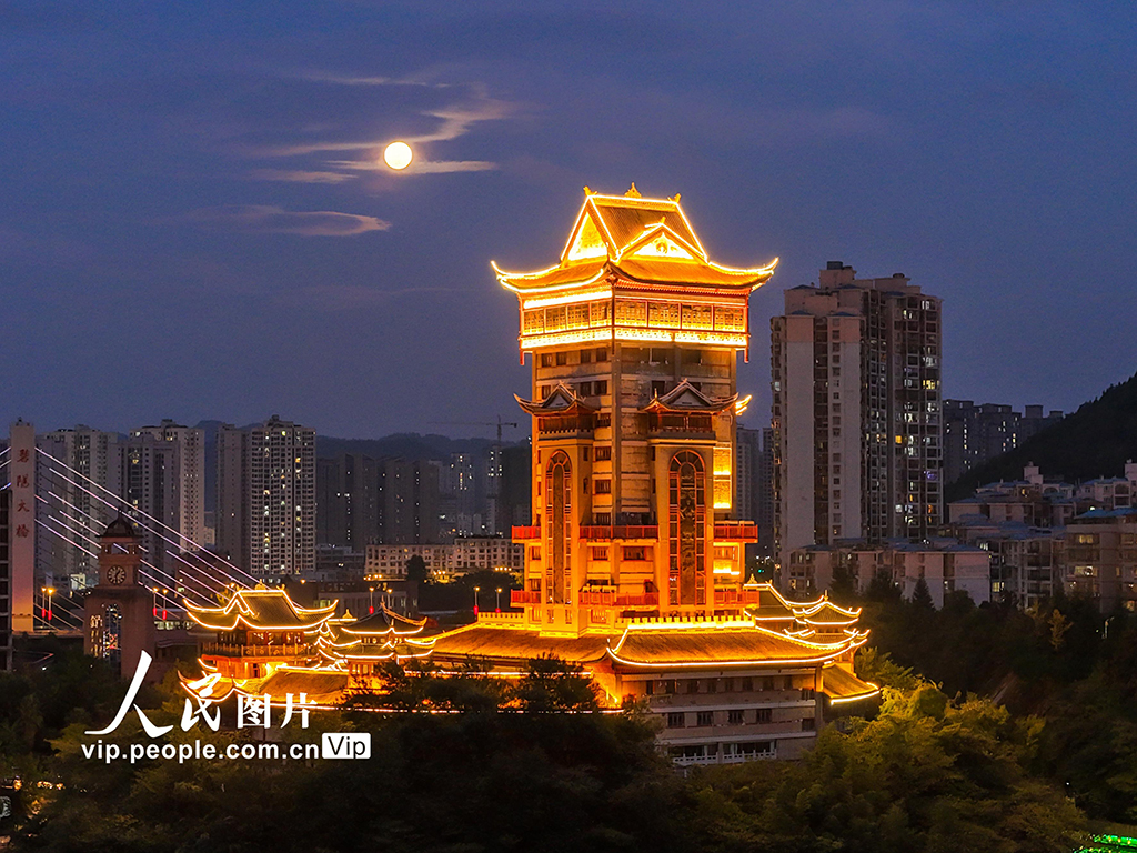 2025年11月5日,在贵州省毕节市七星关区同心城市公园拍摄的“超级月亮”。王洋摄(人民图片网)