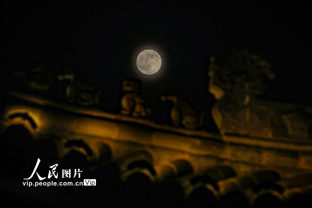2025年11月5日晚,一轮“超级月亮”升起在山西省长治市武乡县夜空,与古塔、建筑相映成趣。李勇摄(人民图片网)