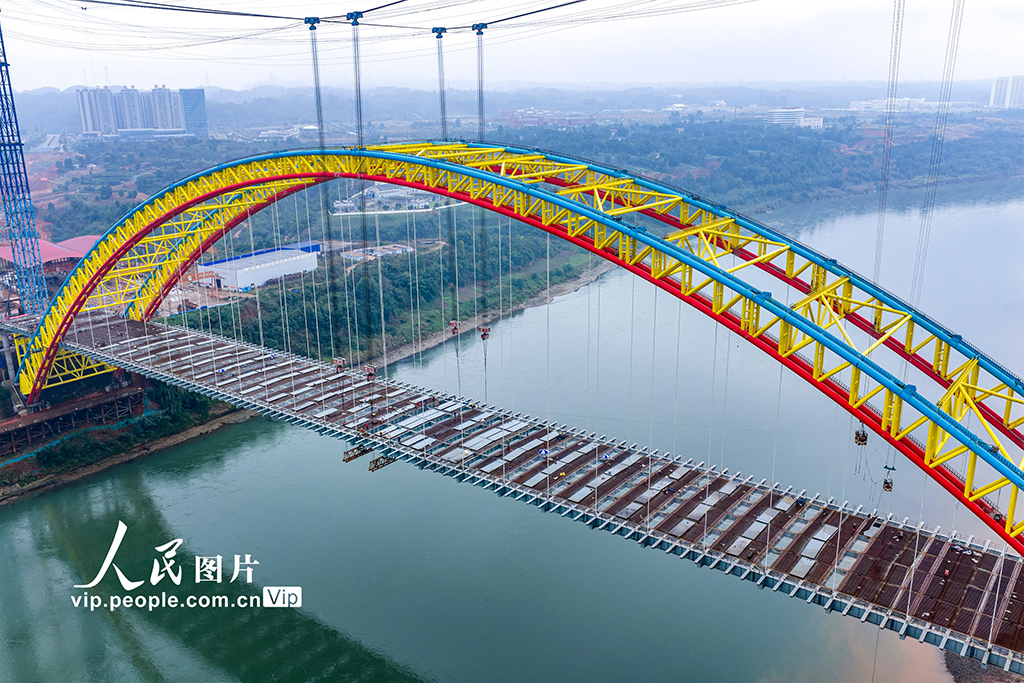 四川屏山:岷江二桥主桥钢格子梁顺利合龙【5】