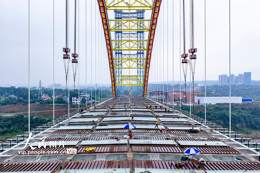 四川屏山:岷江二桥主桥钢格子梁顺利合龙【2】