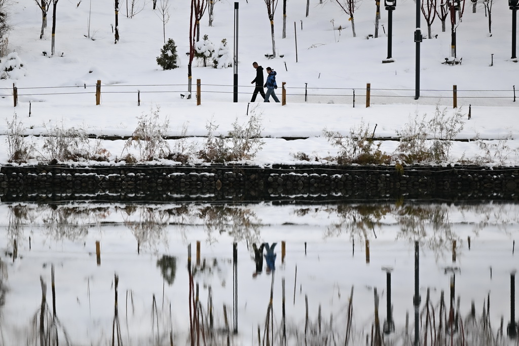 11月6日，人们走在乌鲁木齐市水磨沟区的一处公园里。新华社记者 辛悦卫 摄