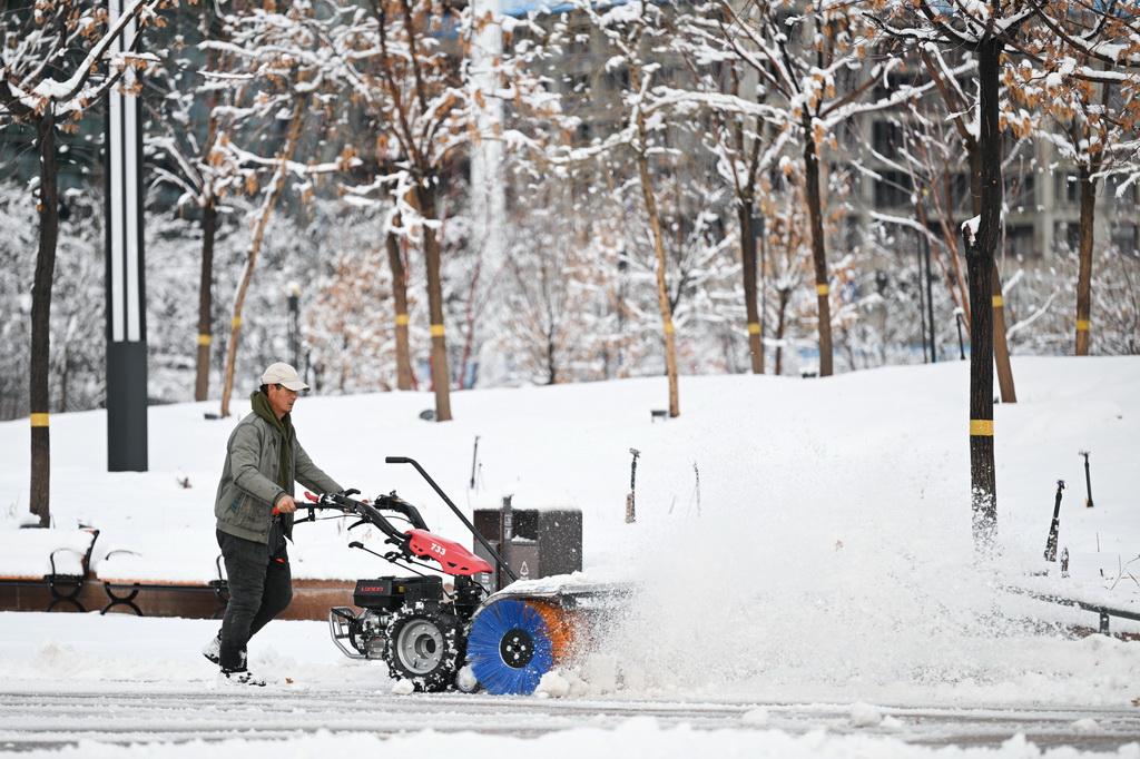 11月6日，工作人员在乌鲁木齐市水磨沟区的一处公园里清雪。新华社记者 辛悦卫 摄
