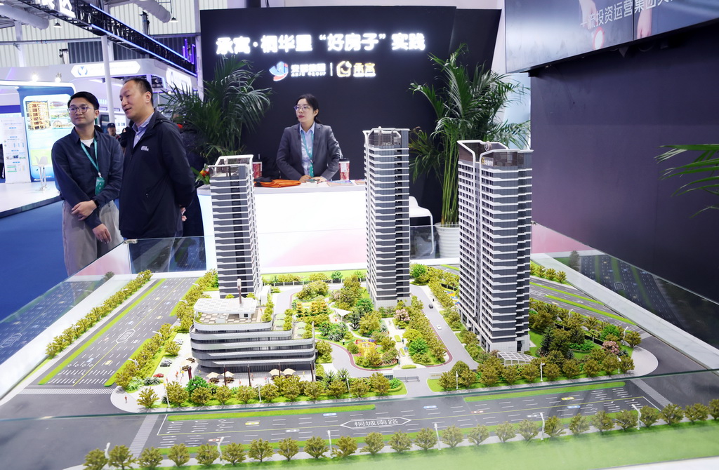 11月6日,参观者在住博会上参观。