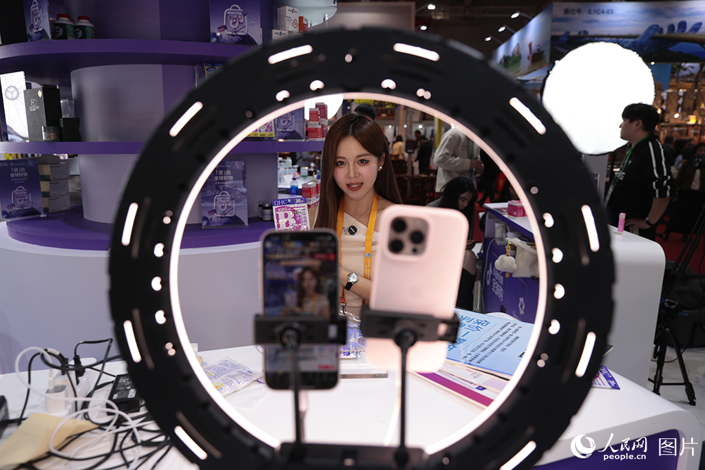 11月6日,第八届中国国际进口博览会正在上海国家会展中心举行,抖音电商全球购邀请25位带货达人在进博会现场开播,介绍来自全球的优质好物,助力消费结构持续升级。人民网记者 张武军摄