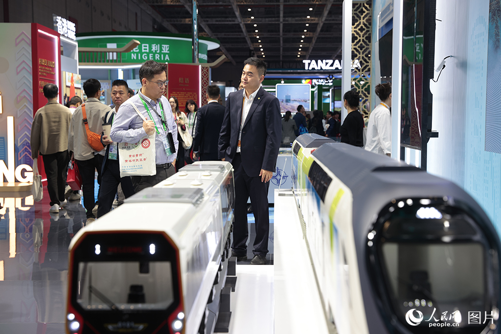 11月6日,第八届中国国际进口博览会正在上海国家会展中心举行,观众在参观中国中车自主研发的动车组模型。人民网记者 张武军摄