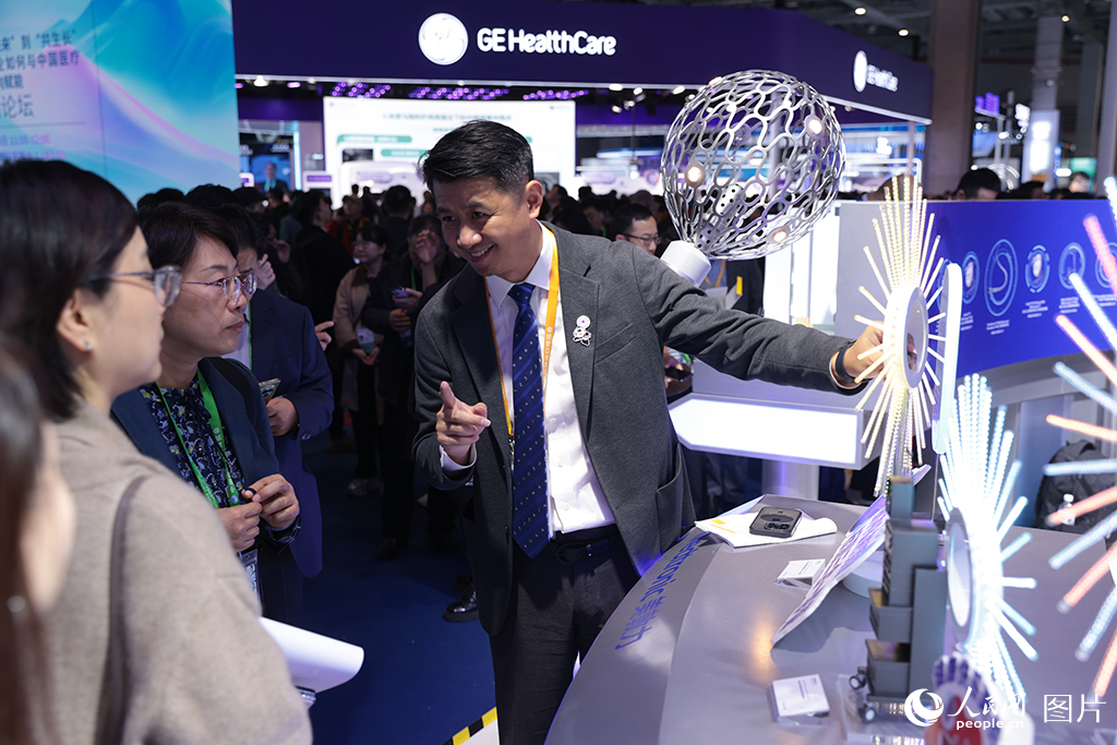 11月6日,第八届中国国际进口博览会正在上海国家会展中心举行,美敦力脉冲射频双能量及高精密度标测三合一全功能导管产品中国首展。人民网记者 张武军摄