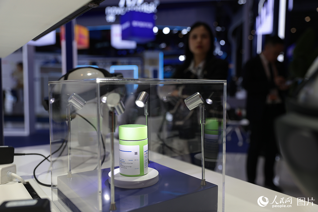11月6日,第八届中国国际进口博览会正在上海国家会展中心举行,诺华公司刚刚在中国市场获批上市的放射配体疗法(RLT)药物派威妥迎来中国首展。人民网记者 张武军摄