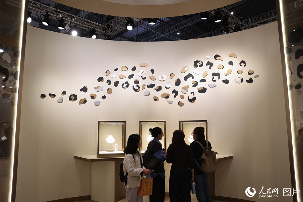 11月6日,第八届中国国际进口博览会正在上海国家会展中心举行,卡地亚展区的作品吸引观众驻足观看。人民网记者 张武军摄