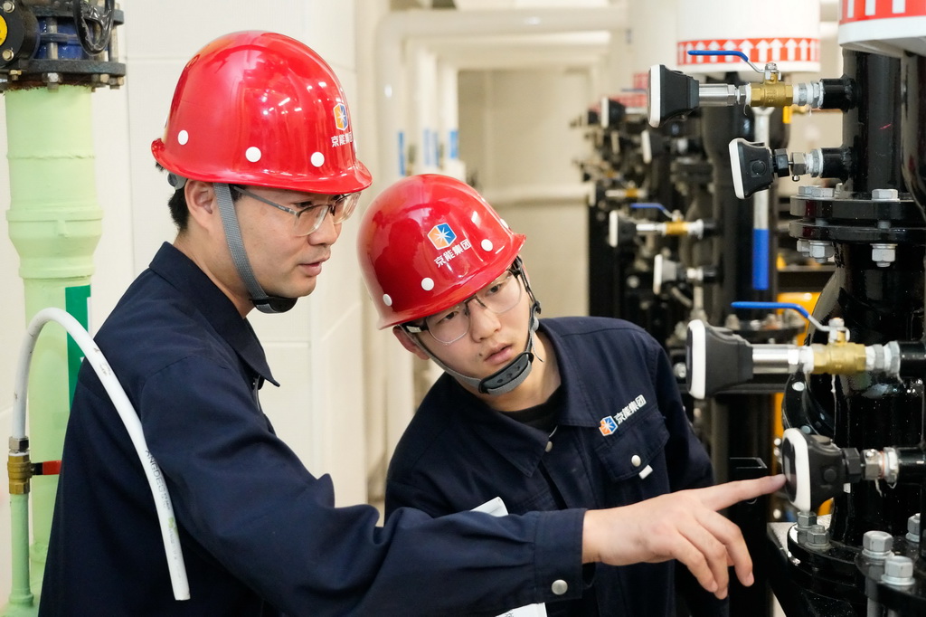 11月7日,在北京热力海淀分公司上河村C区锅炉房,工作人员检查、记录设备运行情况。