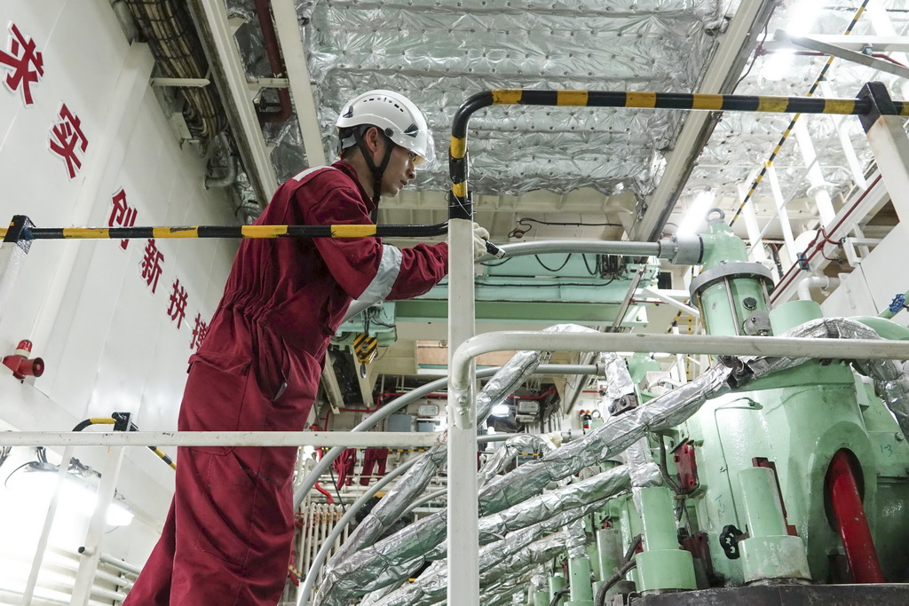 北京时间11月8日，“雪龙”号轮机部机工田健伟在机舱中巡视主机排气阀。新华社记者 顾天成 摄