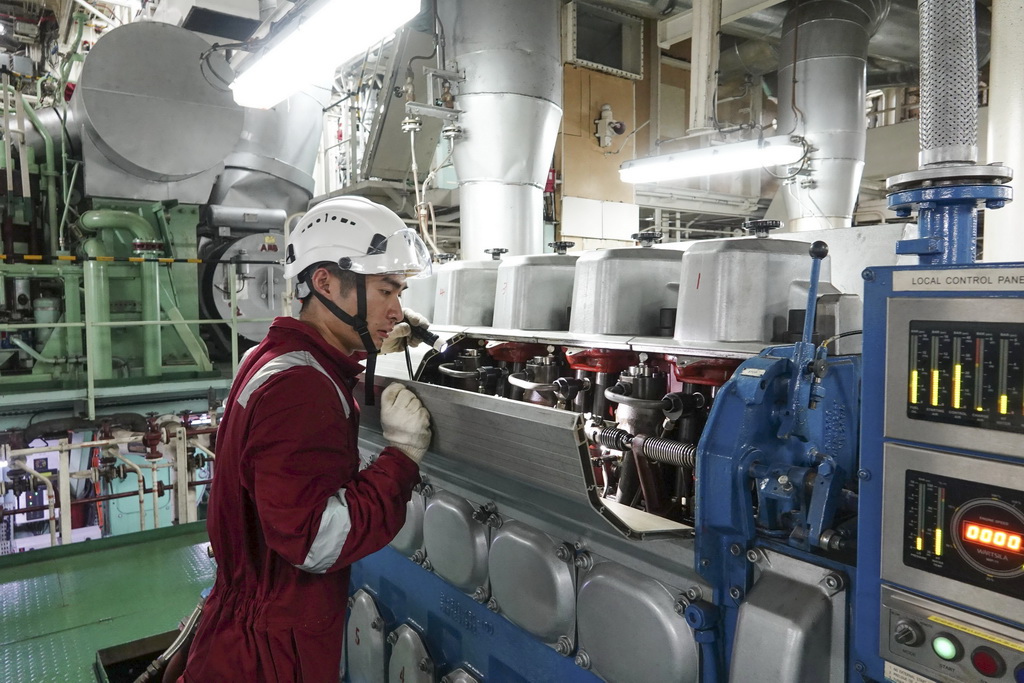 北京时间11月8日，“雪龙”号轮机部机工田健伟在机舱内检查发电机高压油泵。新华社记者 顾天成 摄