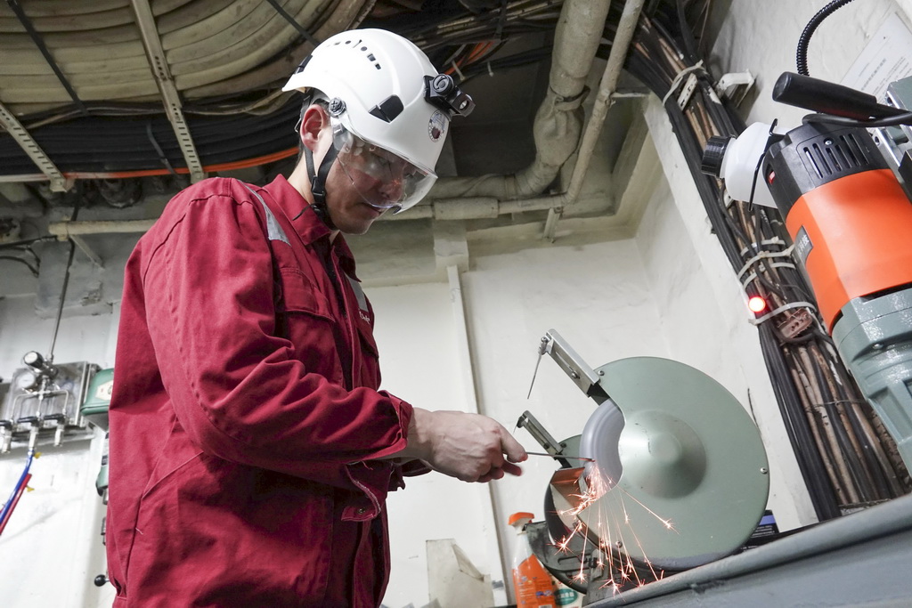 北京时间11月8日，大管轮董恒在机修间制作检修工具。新华社记者 顾天成 摄