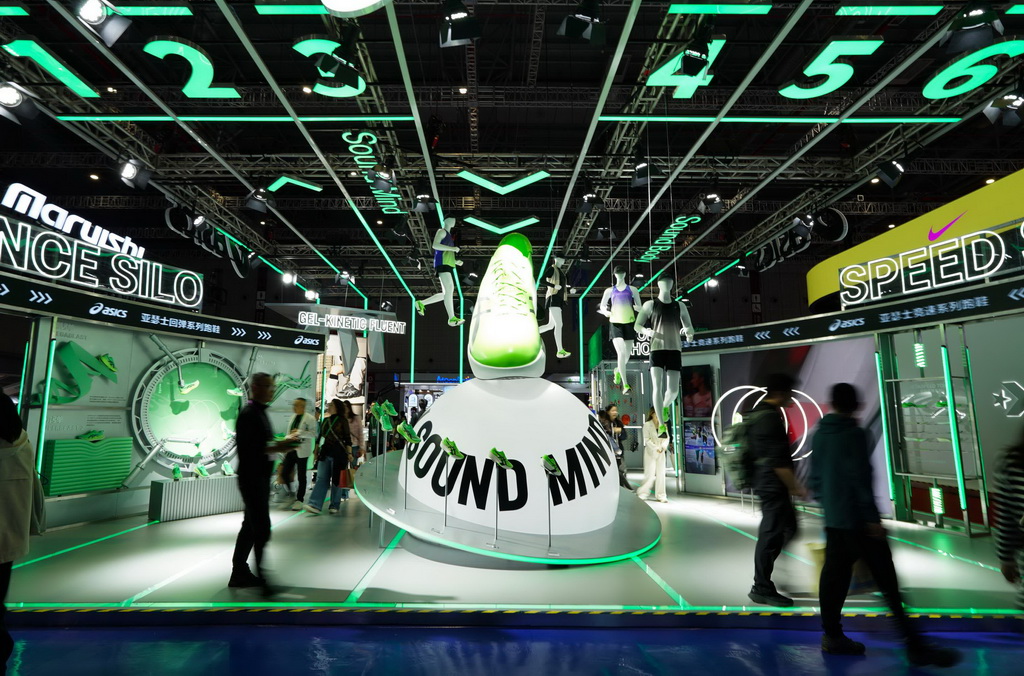 这是11月8日在第八届进博会消费品展区拍摄的亚瑟士展台。新华社记者 杜昕怡 摄