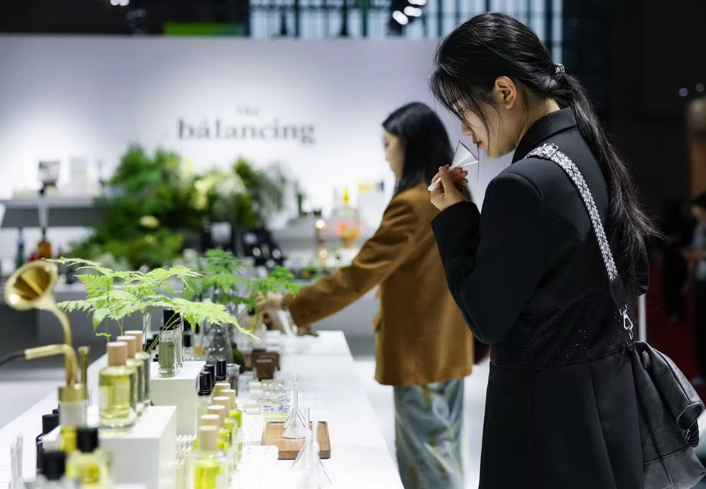 11月8日,在第八届进博会消费品展区,观众在一家香水品牌展台试闻香水。新华社记者 王泽聪 摄