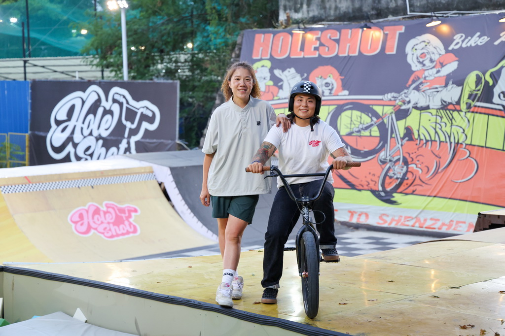 10月31日,黄蕴瑶(左)和她的合作伙伴王思杨子在位于深圳福田区的HOLE SHOT骑行公园内合影。新华社记者 梁旭 摄