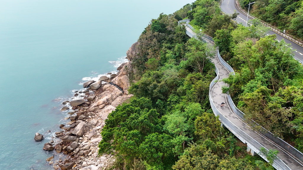 10月29日,黄蕴瑶在深圳盐田海边骑行(无人机照片)。新华社记者 梁旭 摄