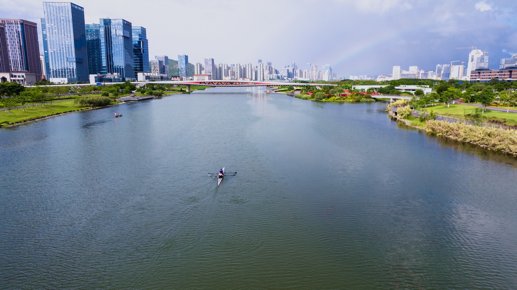 6月21日,汤少文(前)和朱铭琨在天沐河上划赛艇(无人机照片)。新华社记者 毛思倩 摄