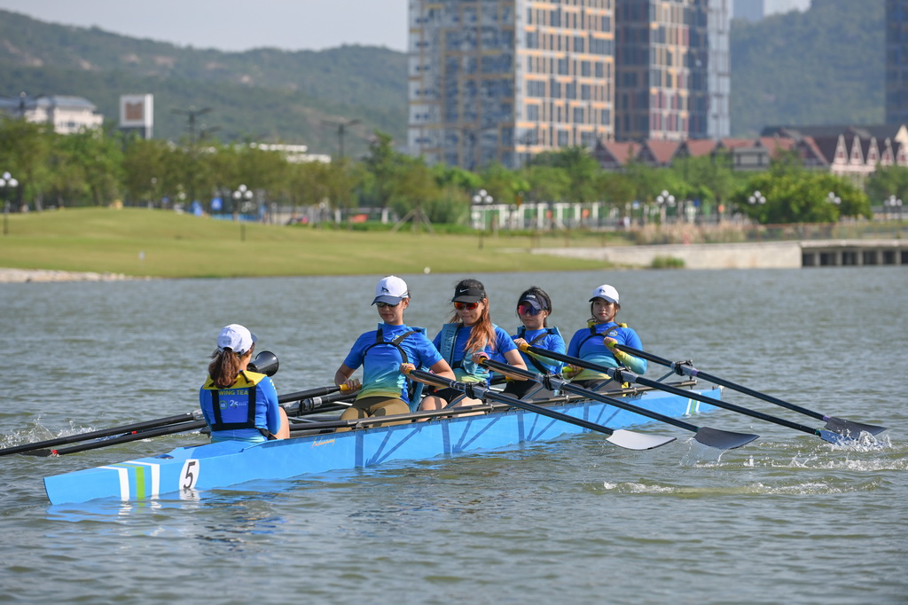 11月1日,来自澳门科技大学的学员在天沐河上训练。新华社记者 肖恩楠 摄