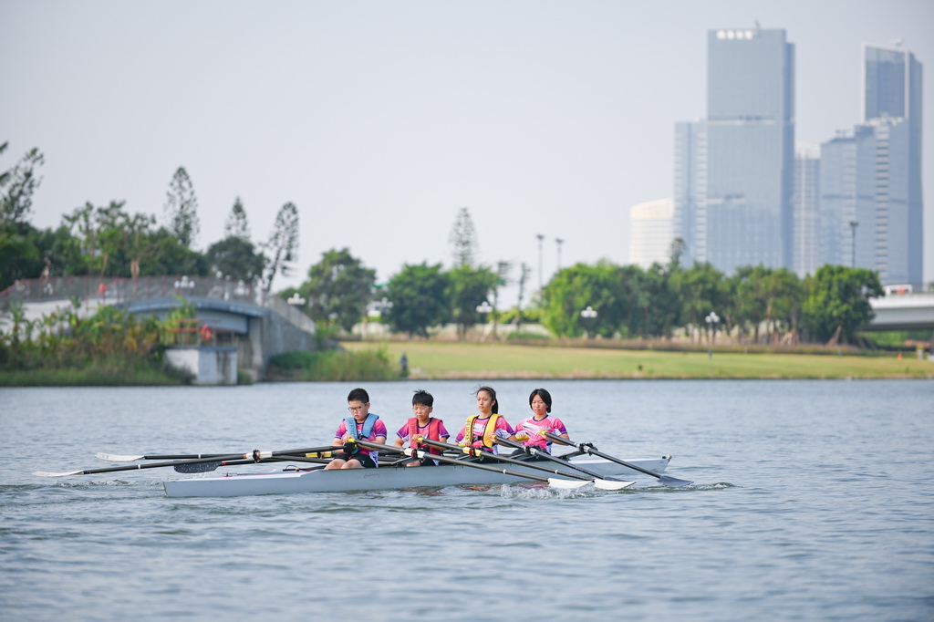 11月1日,学员们在天沐河上训练。新华社记者 肖恩楠 摄