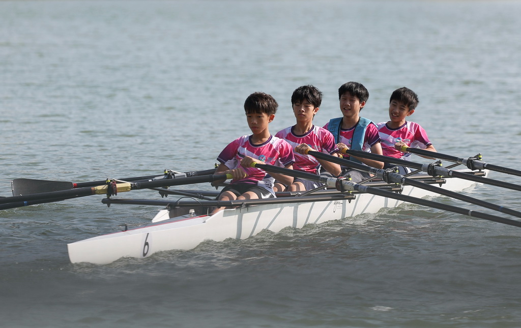 11月1日,学员们在天沐河上训练。新华社记者 胡星宇 摄