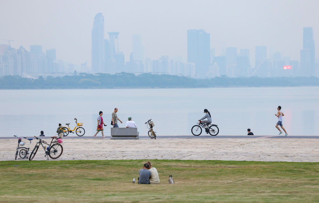 10月30日,市民在深圳湾公园健身。新华社记者 胡星宇 摄