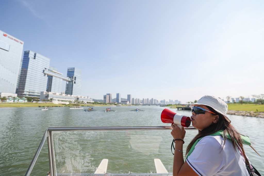 11月1日,汤少文在训练中对学员进行指导。新华社记者 胡星宇 摄