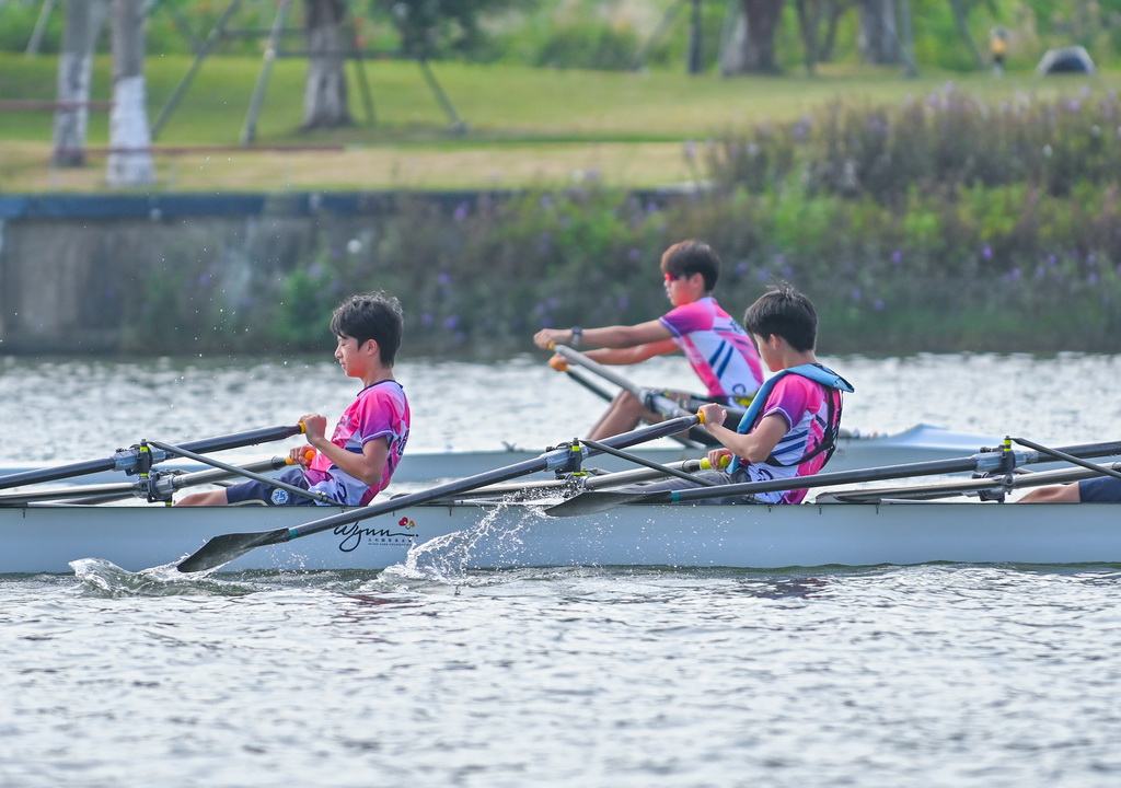 11月1日,学员们在天沐河上训练。新华社记者 肖恩楠 摄