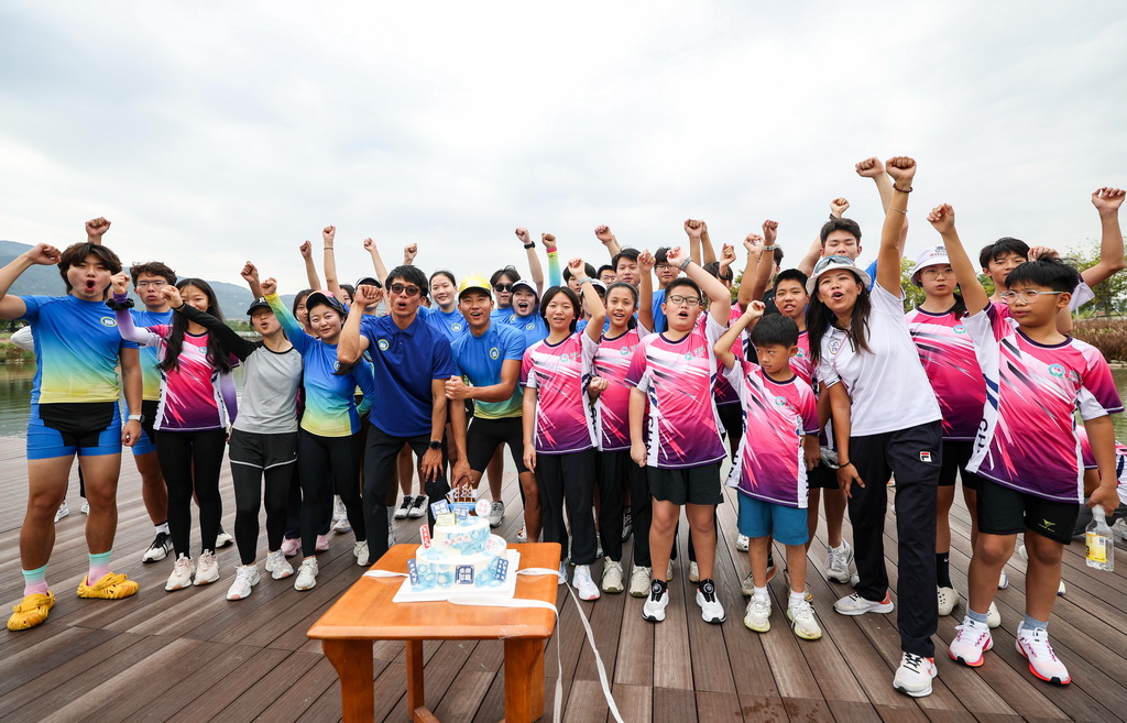 11月1日,赛艇队成员在训练后为教练朱铭琨和学员赵煜阳庆祝生日。新华社记者 胡星宇 摄
