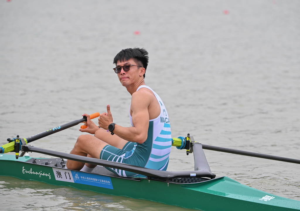 11月6日,澳门队选手朱铭琨在十五运会赛艇男子轻量级单人双桨比赛后。新华社记者 肖恩楠 摄