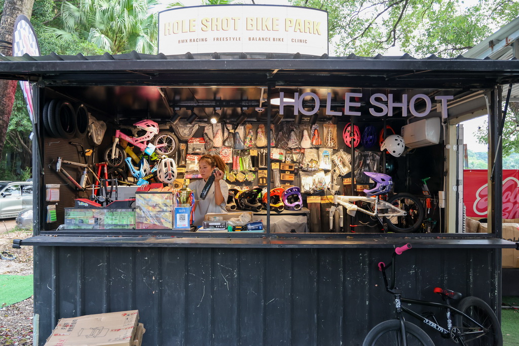10月31日,黄蕴瑶在位于深圳福田区的HOLE SHOT骑行公园里工作。新华社记者 梁旭 摄