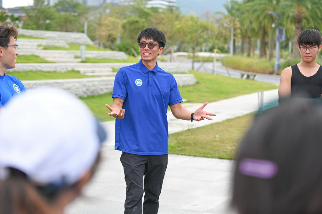 11月1日,教练朱铭琨(中)在训练后与学员进行总结。新华社记者 肖恩楠 摄