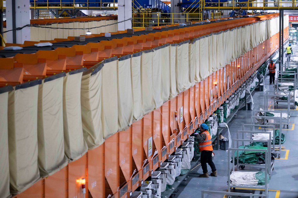 11月10日晚,工作人员在中国邮政集团有限公司黑龙江省哈尔滨邮区中心作业。