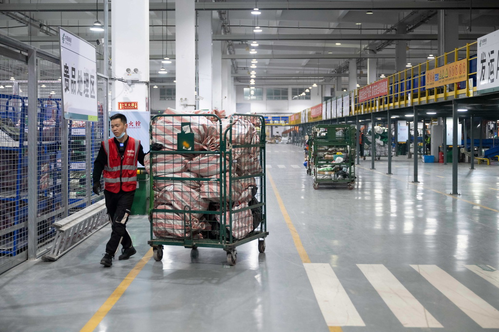 11月10日晚,在中国邮政集团有限公司黑龙江省哈尔滨邮区中心,工作人员在搬运快递。