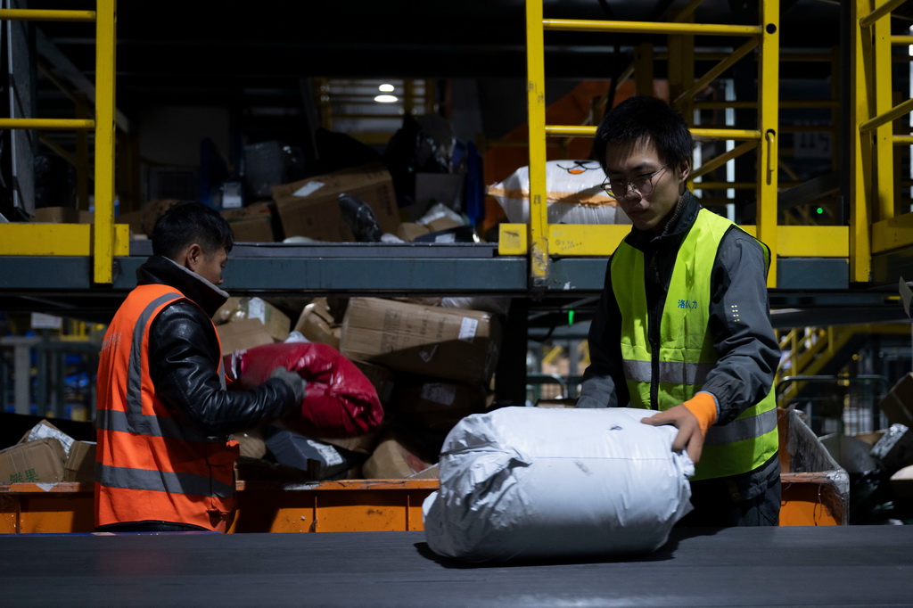 11月10日晚,工作人员在中国邮政集团有限公司黑龙江省哈尔滨邮区中心作业。