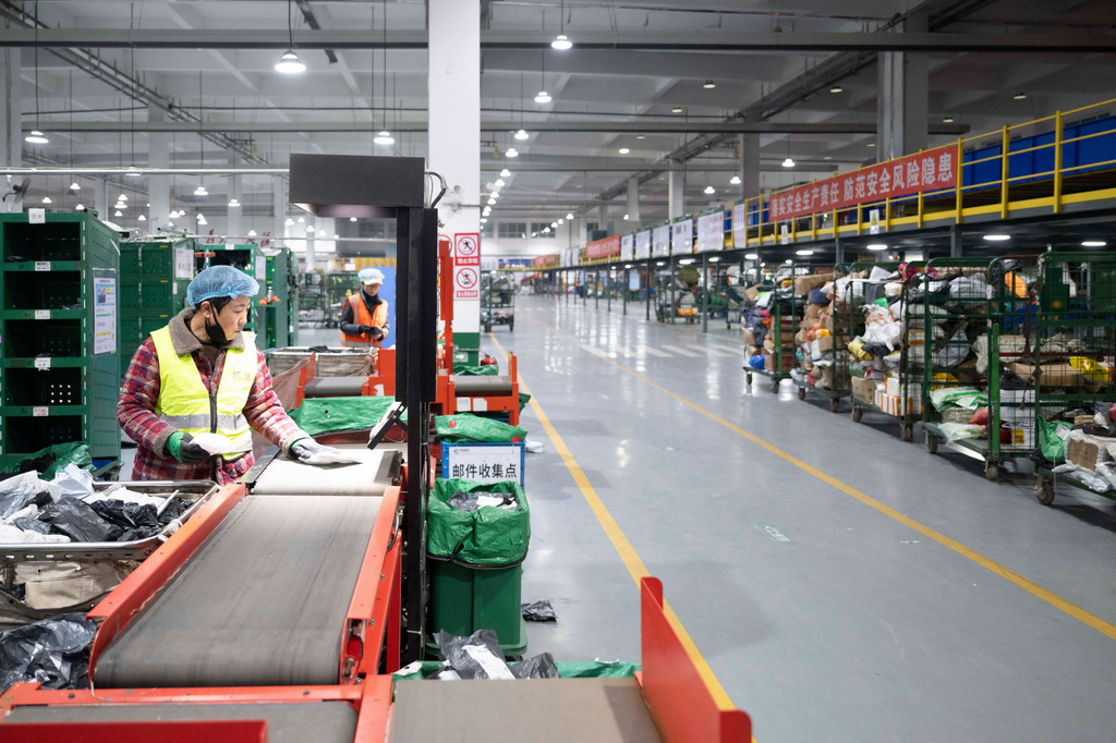 11月10日晚,在中国邮政集团有限公司黑龙江省哈尔滨邮区中心,工作人员在分拣快递。