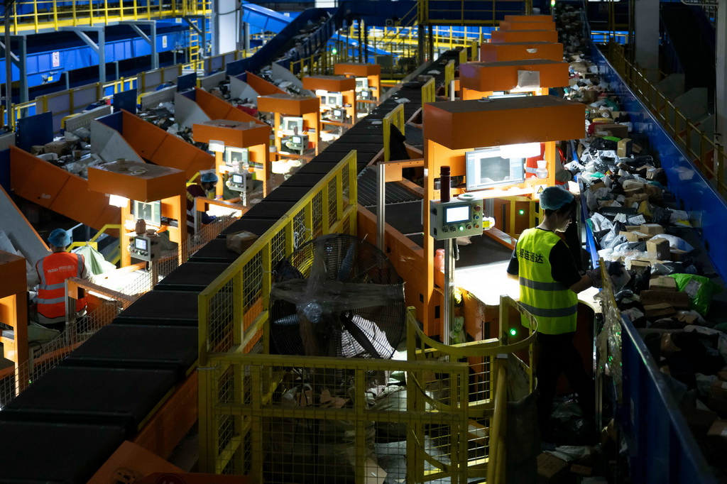 11月10日晚,在中国邮政集团有限公司黑龙江省哈尔滨邮区中心,工作人员在分拣快递。