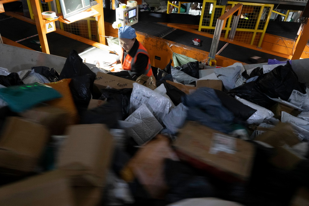 11月10日晚,在中国邮政集团有限公司黑龙江省哈尔滨邮区中心,工作人员在分拣快递。