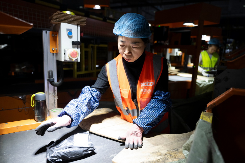 11月10日晚,在中国邮政集团有限公司黑龙江省哈尔滨邮区中心,工作人员在分拣快递。