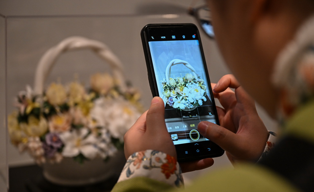 11月11日,观众在西班牙塔拉韦拉文化中心拍摄白瓷展品。