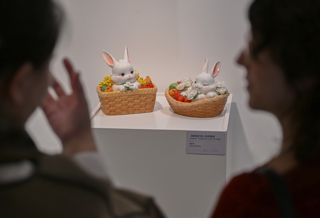 11月11日,观众在西班牙塔拉韦拉文化中心欣赏德化白瓷展品。