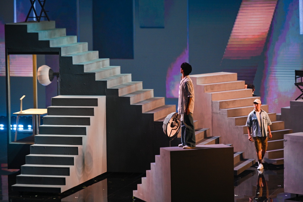 11月11日晚拍摄的2025年中国金鸡百花电影节开幕式现场。