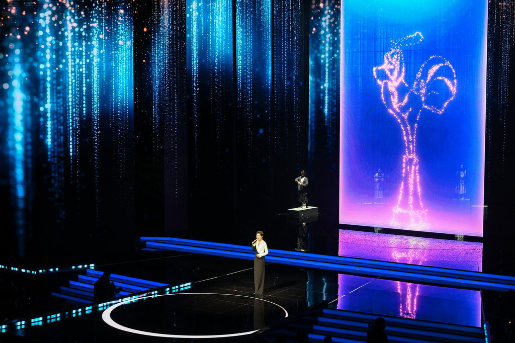 11月11日晚拍摄的2025年中国金鸡百花电影节开幕式现场。